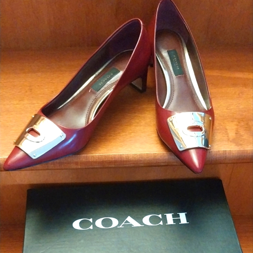 👠Coach Lawrence Box Leather Calf heel with gold hardware